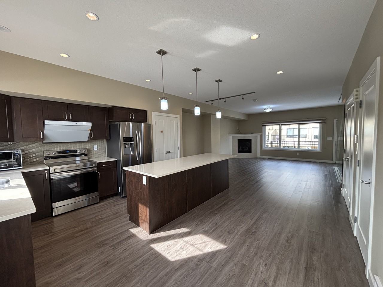 SF334 | Spacious 3 Bed, 2.5 Bath Townhome with Air Conditioning – Southwest Edmonton - Photo 6 of 26