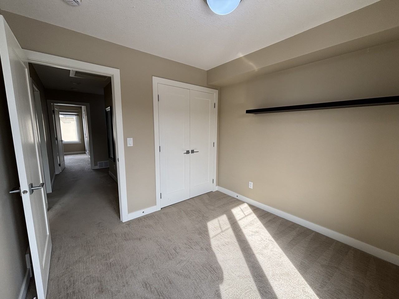 SF334 | Spacious 3 Bed, 2.5 Bath Townhome with Air Conditioning – Southwest Edmonton - Photo 7 of 26
