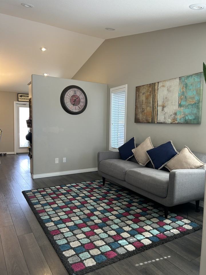 5 Bedroom | 3 Bathroom | 146 Palliser Court - Photo 3 of 23