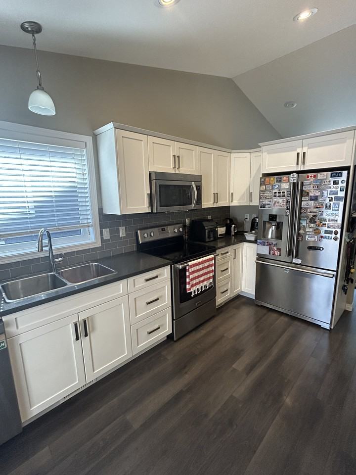 5 Bedroom | 3 Bathroom | 146 Palliser Court - Photo 4 of 23