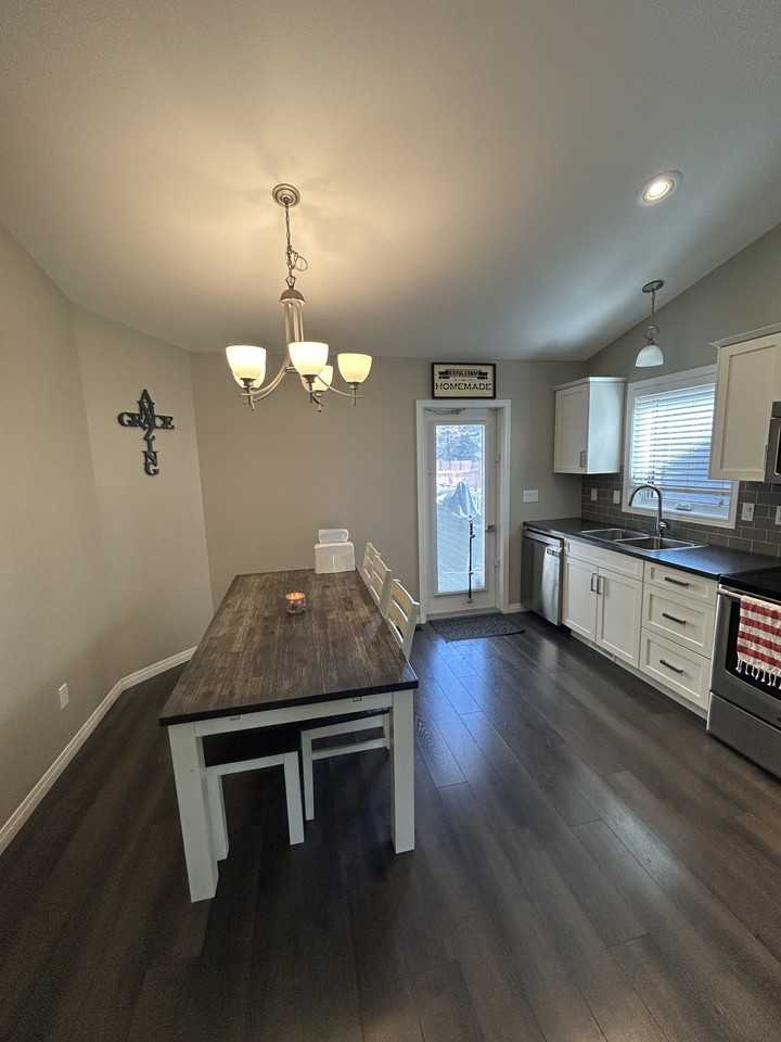 5 Bedroom | 3 Bathroom | 146 Palliser Court - Photo 6 of 23