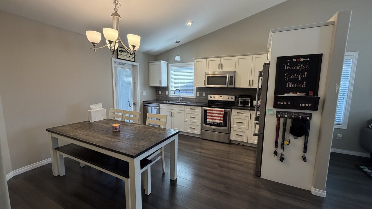 5 Bedroom | 3 Bathroom | 146 Palliser Court - Photo 7 of 23