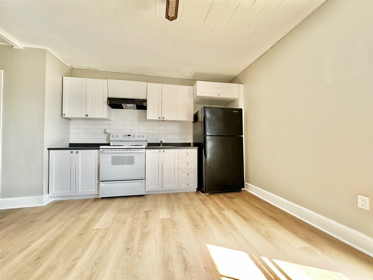 83 Green St - Photo 2 of 8