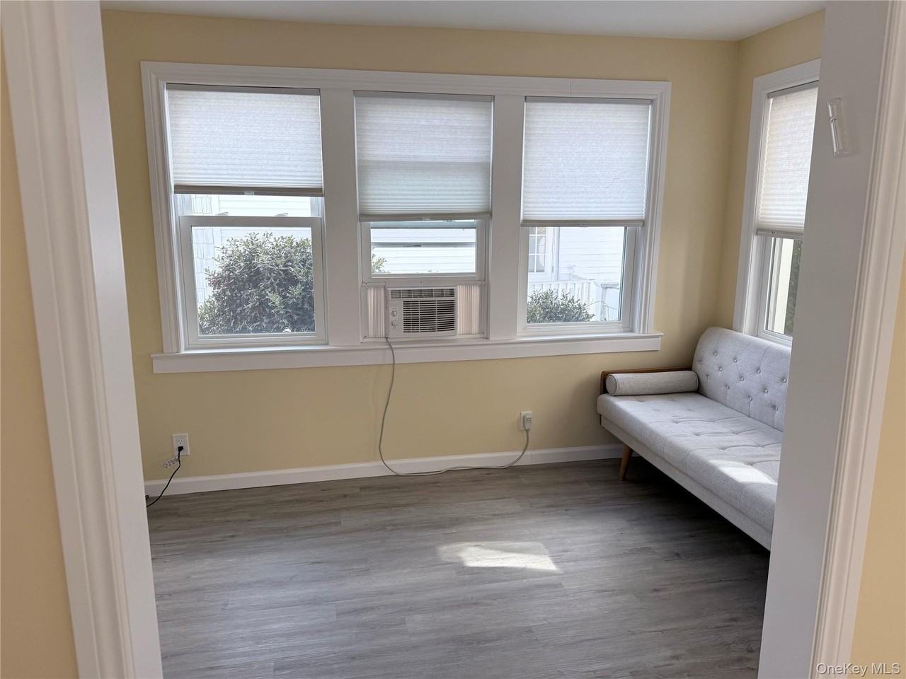 363 Hewlett Pkwy - Photo 3 of 12