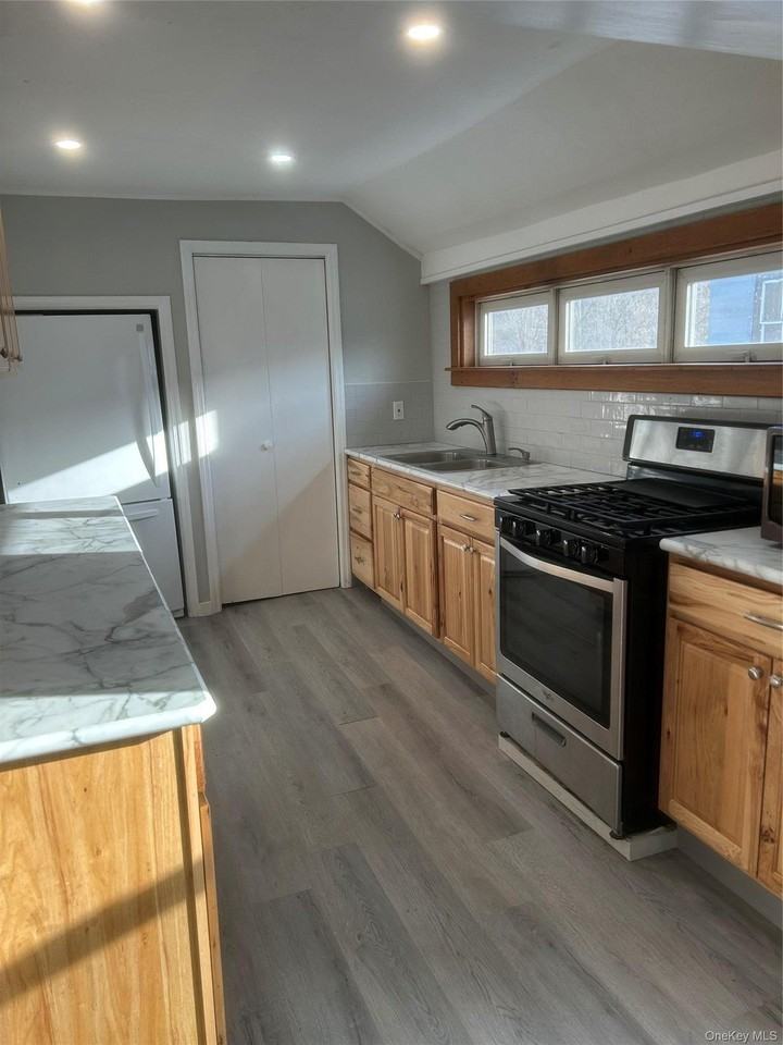 100 Richardson Ave - Photo 6 of 19