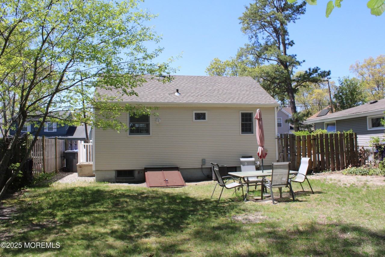 21 Coolidge Dr - Photo 2 of 12