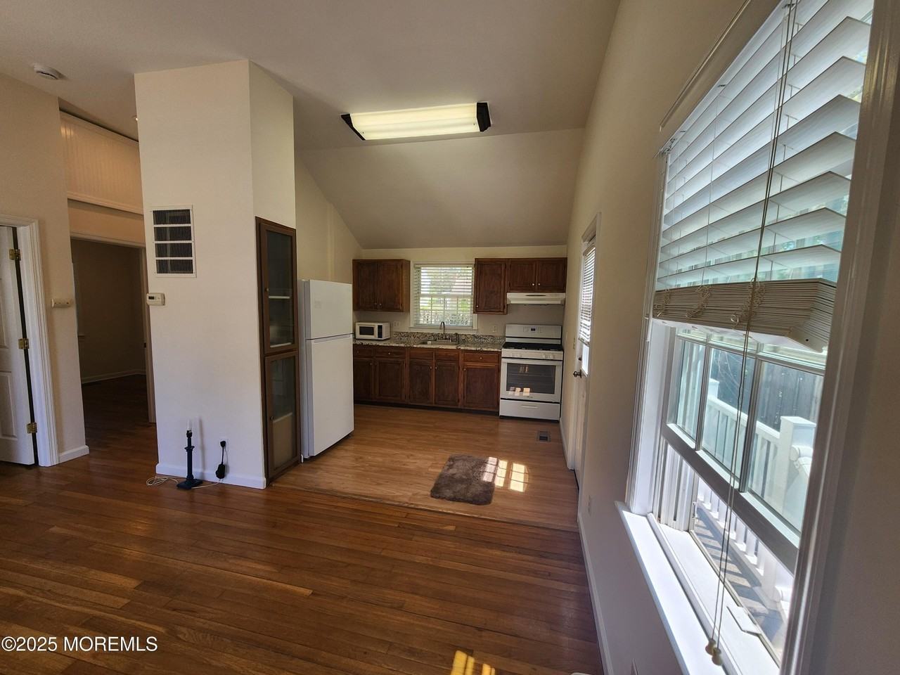 21 Coolidge Dr - Photo 4 of 12