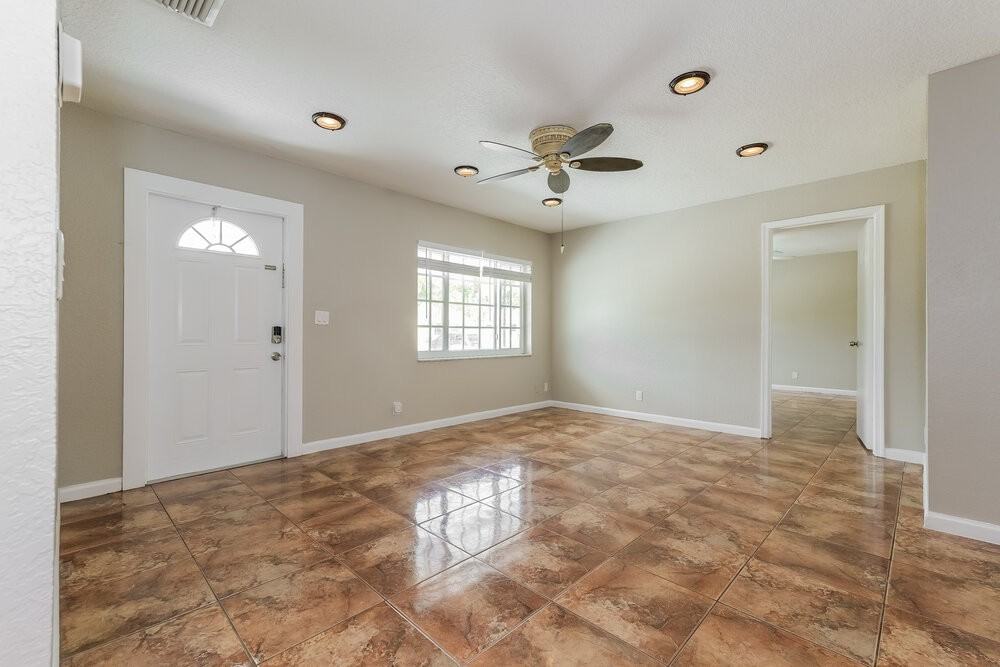 9896 Liberty Ct - Photo 3 of 16