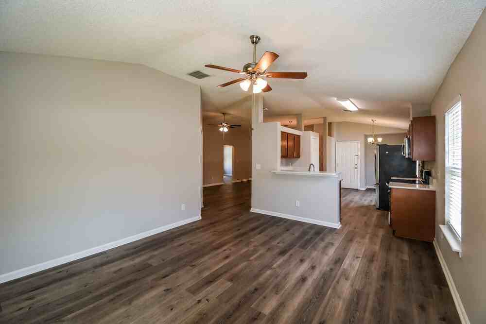 12071 Sunchase Dr - Photo 4 of 16