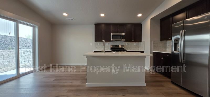 7228 W Rygate Dr - Photo 6 of 18