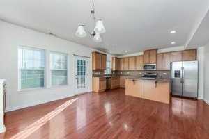 212 N Commerce St - Photo 3 of 17