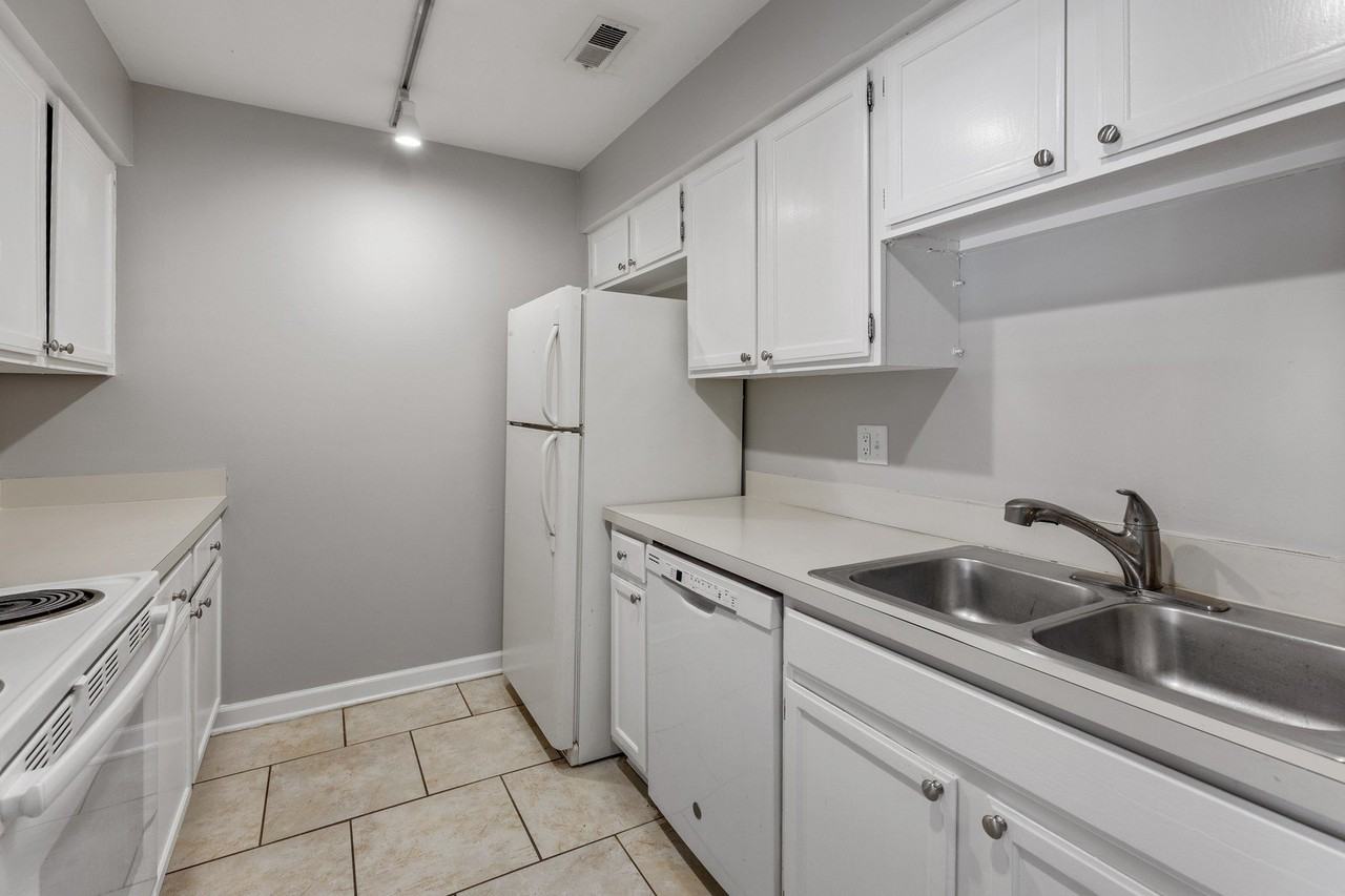 1444 Stonebridge Cir #H3 - Photo 4 of 16