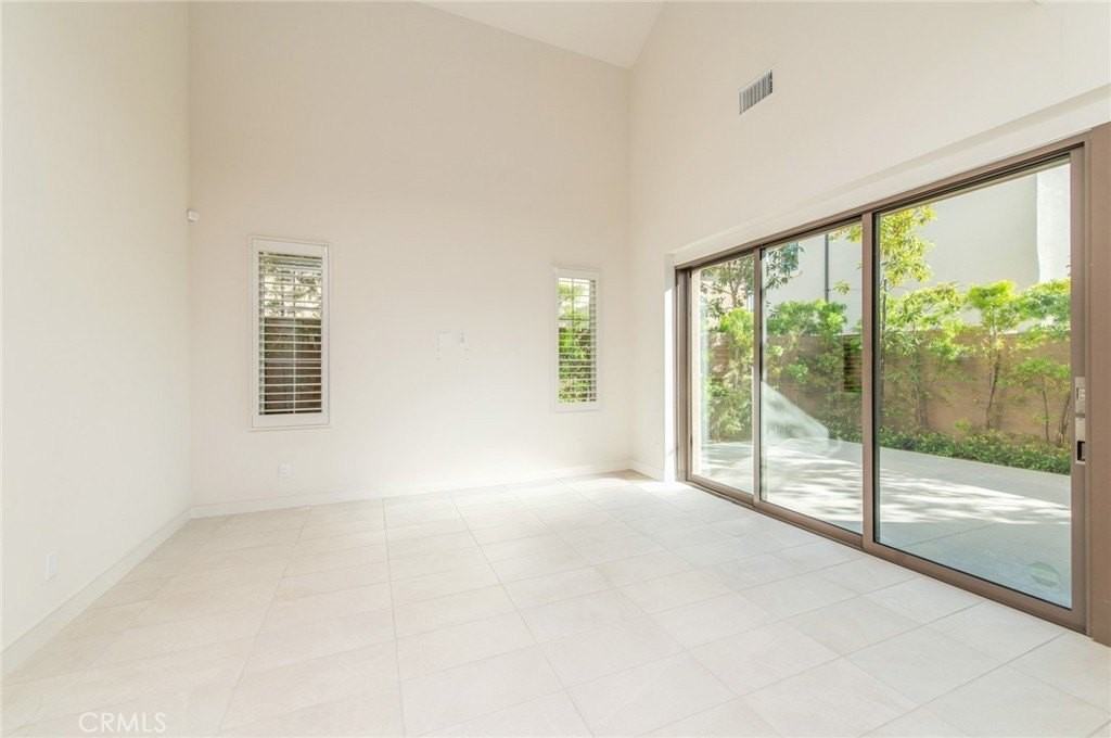 111 Winnett - Photo 3 of 31