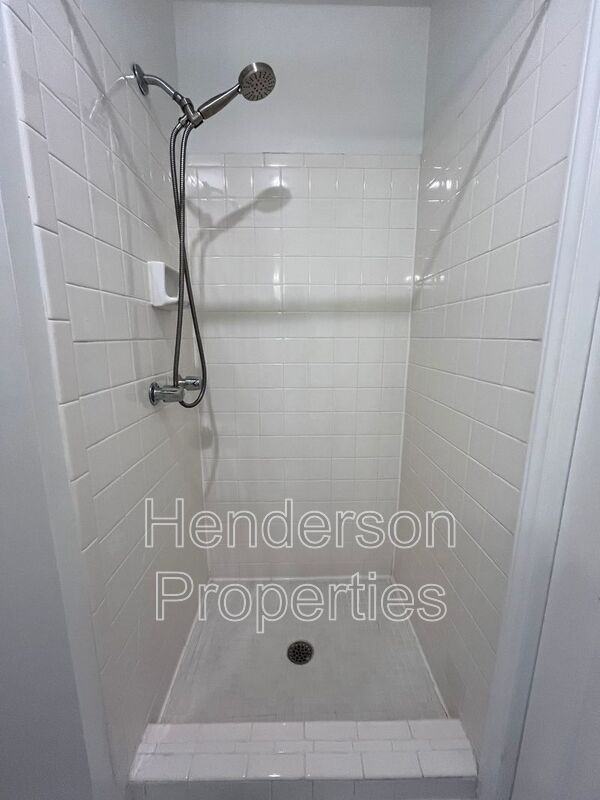 607 Queens Rd #D - Photo 6 of 10