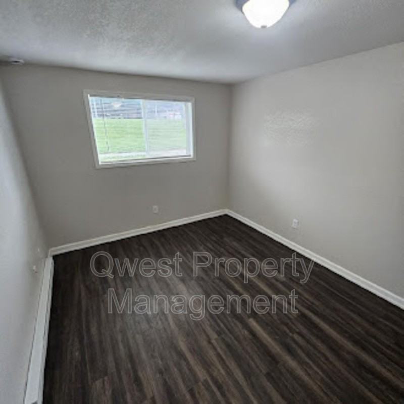 409 E Woodlawn Ave #4 - Photo 5 of 7