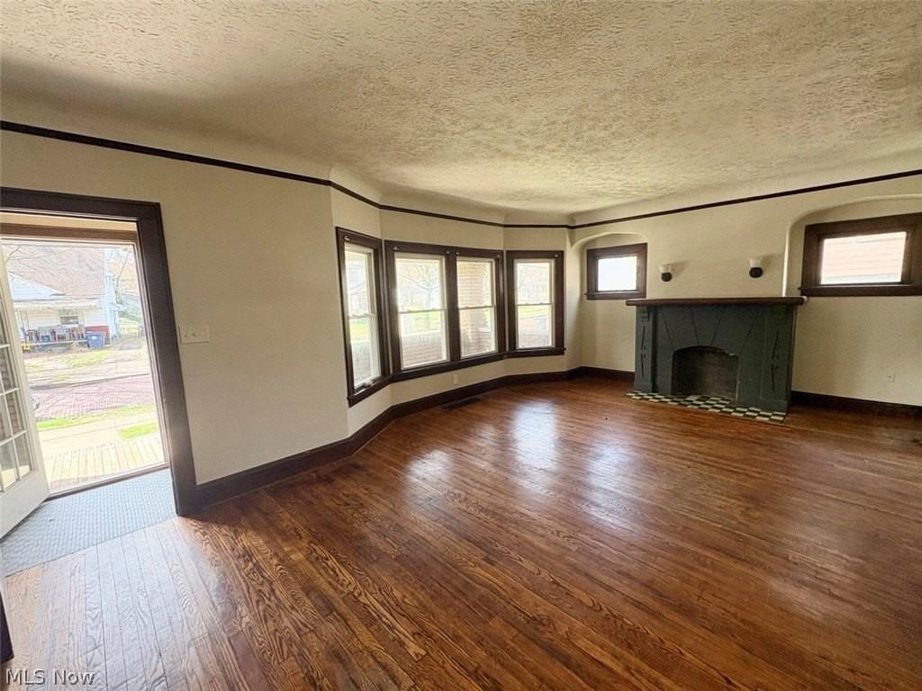 245 Oakdale Ave - Photo 2 of 8