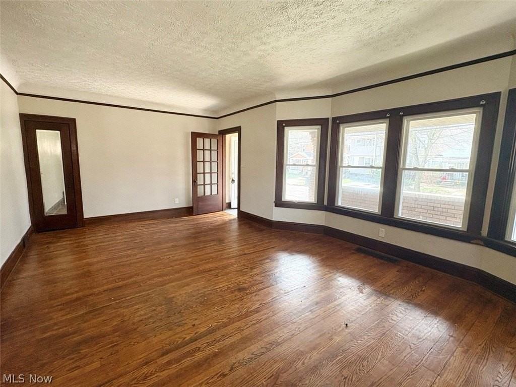 245 Oakdale Ave - Photo 3 of 8