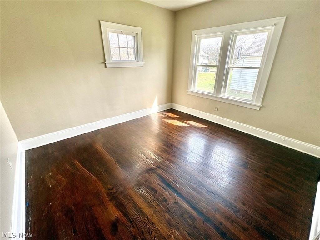 245 Oakdale Ave - Photo 5 of 8