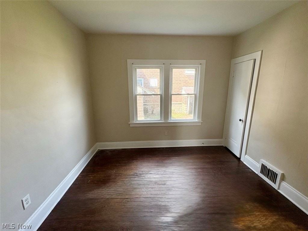 245 Oakdale Ave - Photo 6 of 8