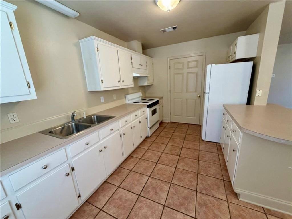 16037 J R Dr #B - Photo 5 of 10