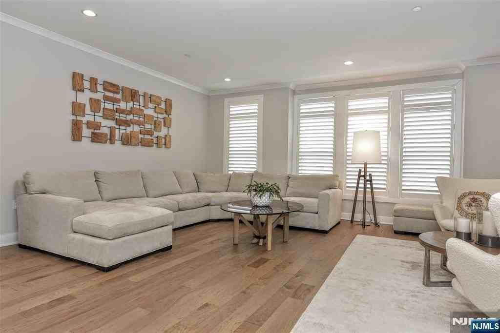 32 Cinnamon Dr - Photo 3 of 25