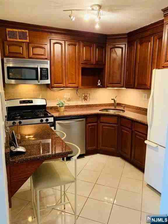 2000 Linwood Ave Apt 9x - Photo 7 of 24