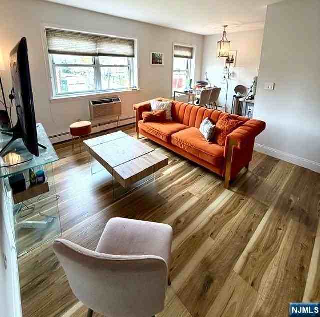 960 Main St - Photo 3 of 7