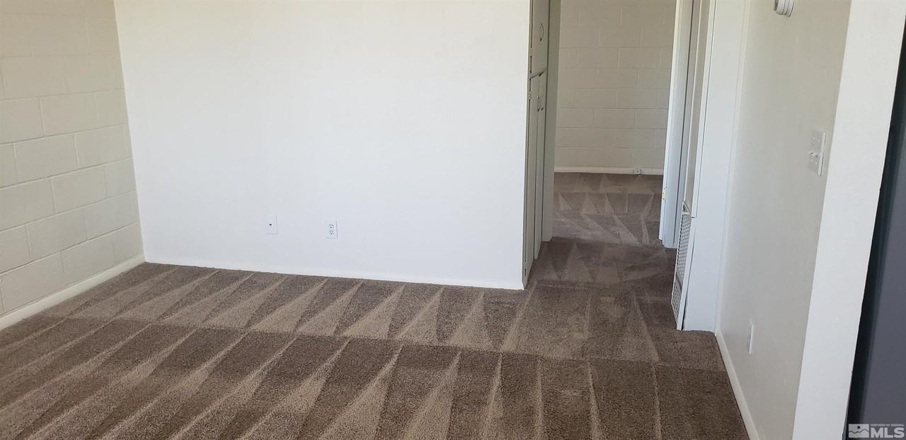 565 Roberts St Apt C - Photo 4 of 21