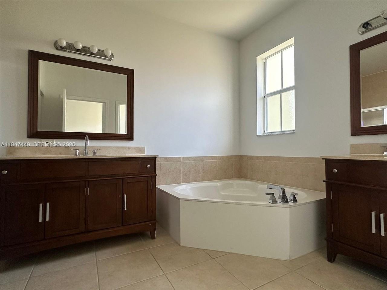 10717 Northwest 75th Terrace - Photo 2 of 16