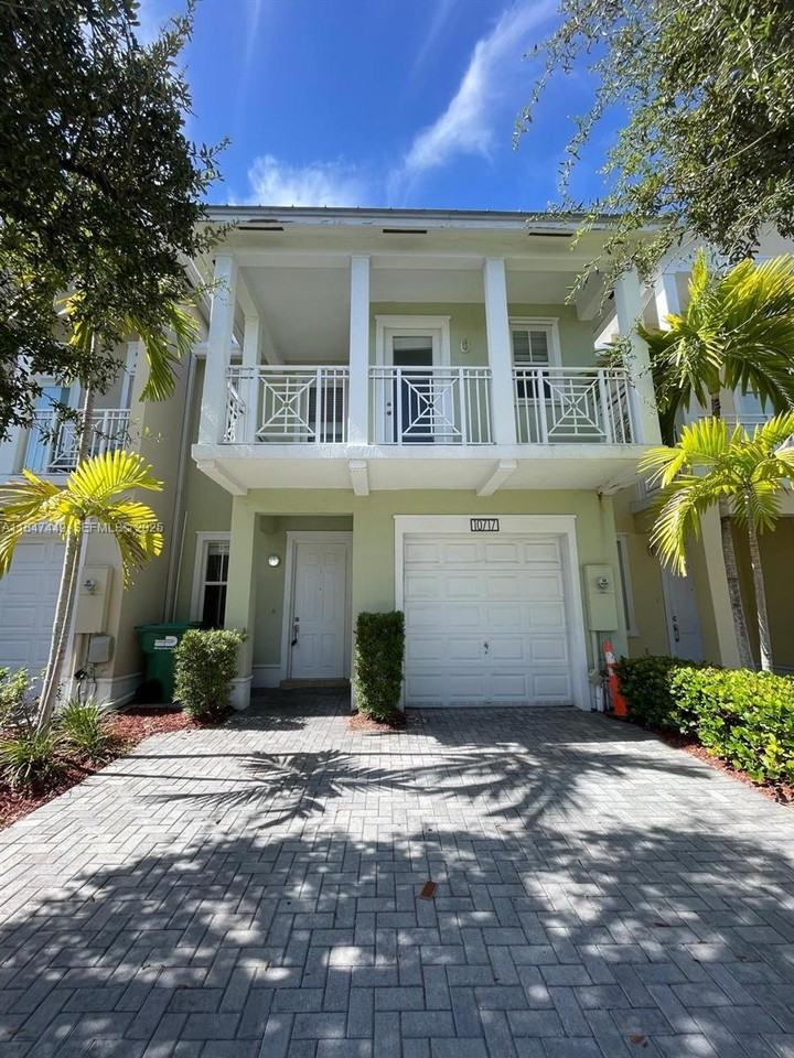 10717 Northwest 75th Terrace - Photo 4 of 16