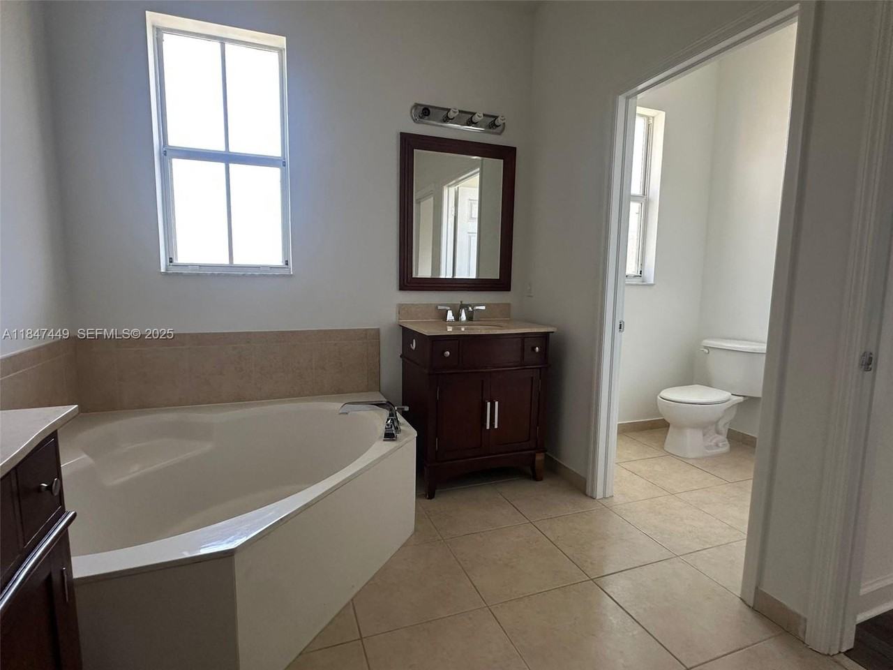 10717 Northwest 75th Terrace - Photo 3 of 16