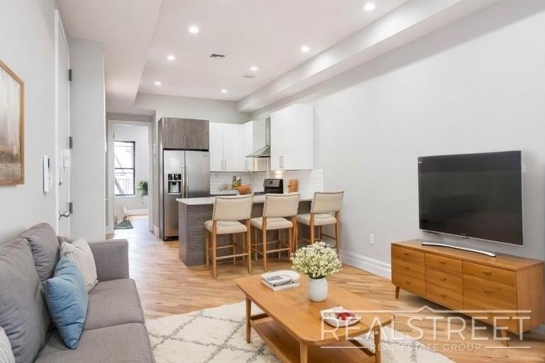 995 Lafayette Ave #2