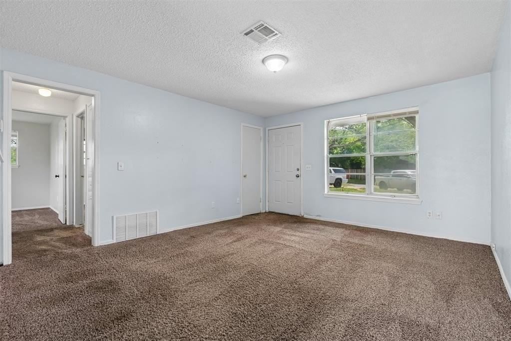 3005 Se 51st St - Photo 4 of 26