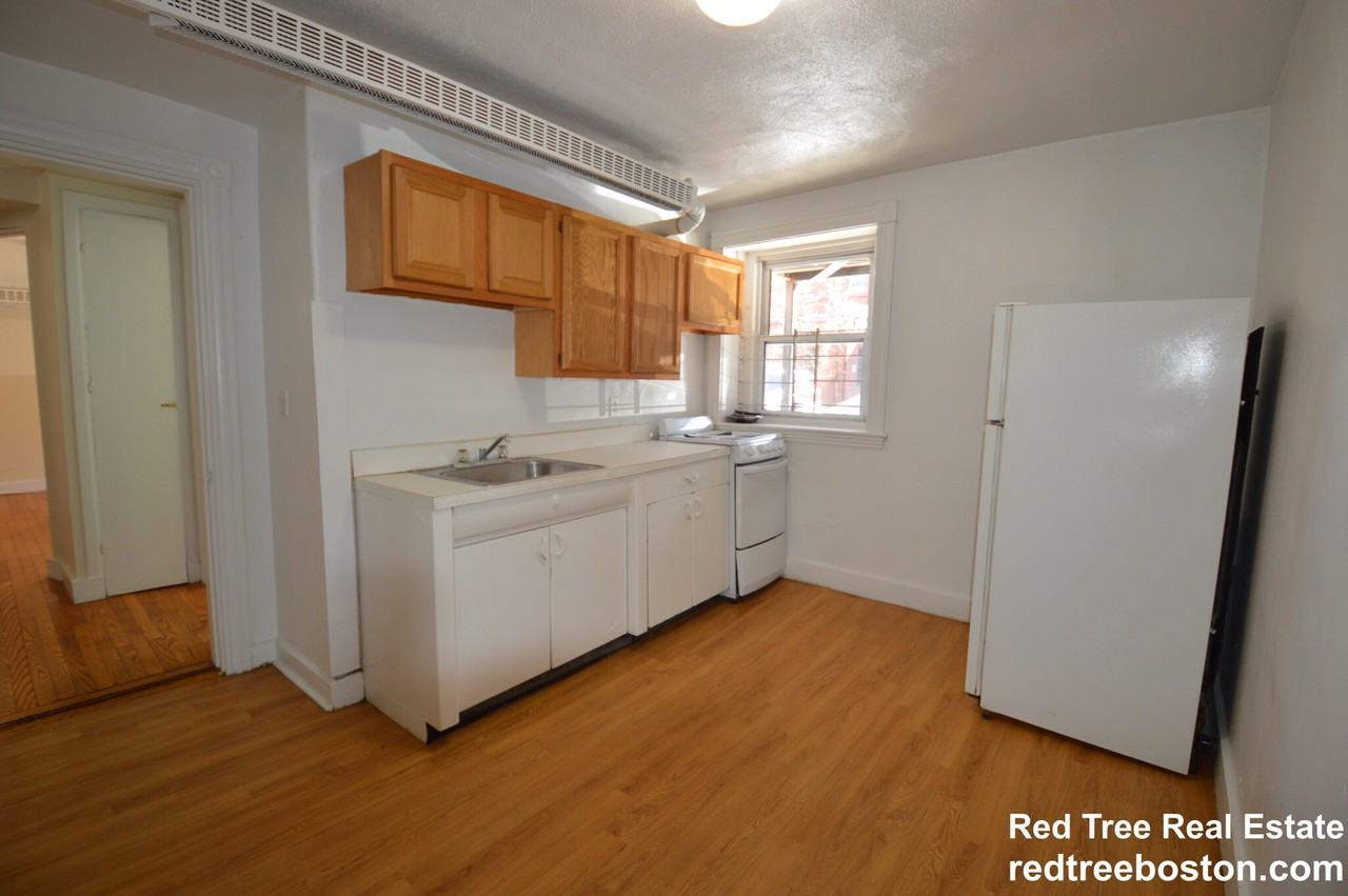 1589 Beacon St #B - Photo 2 of 9