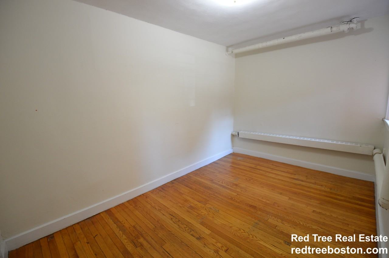 1589 Beacon St #B - Photo 3 of 9
