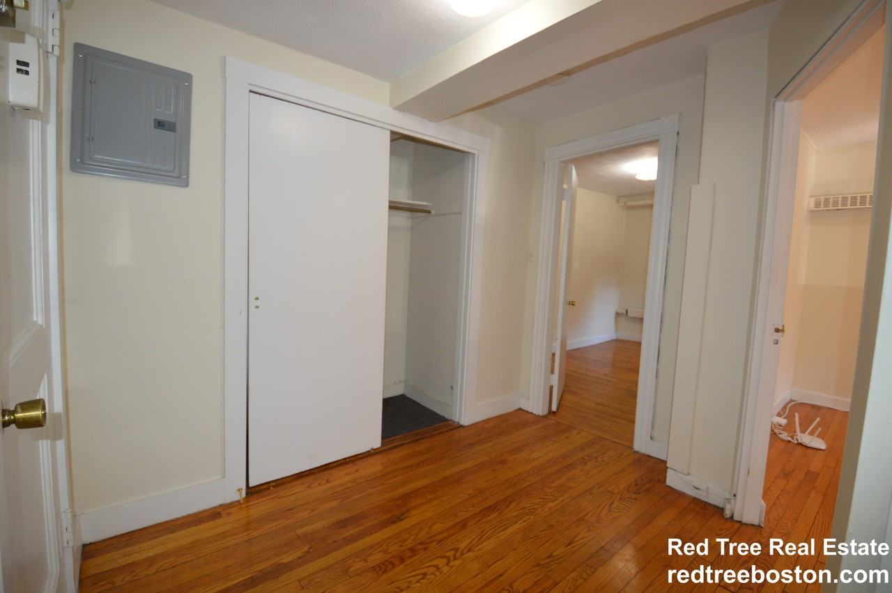 1589 Beacon St #B - Photo 4 of 9
