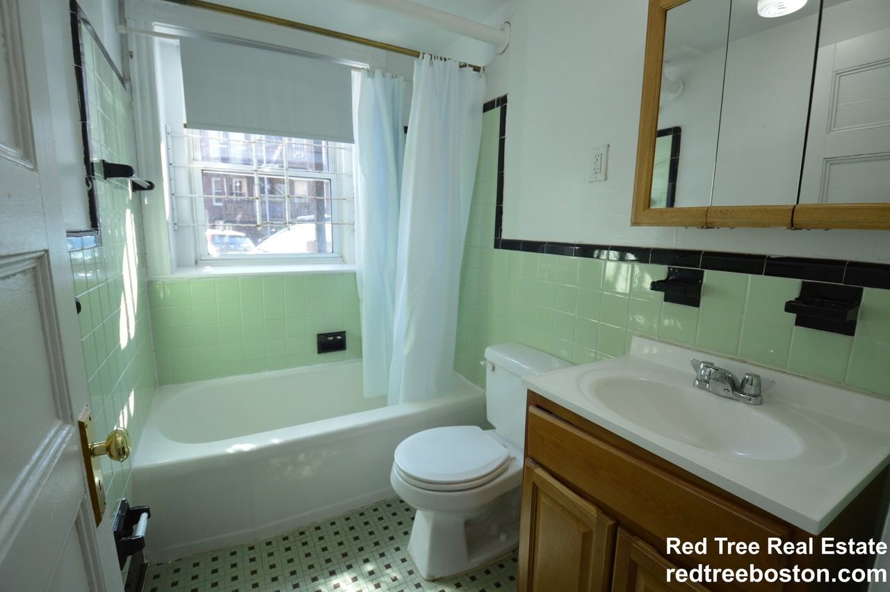 1589 Beacon St #B - Photo 5 of 9