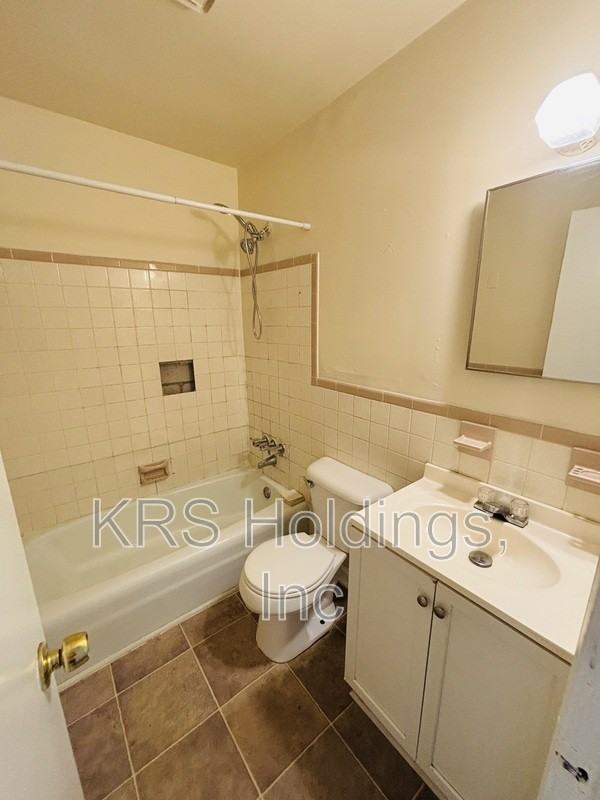 938 W Ocean View Ave #9 - Photo 4 of 9