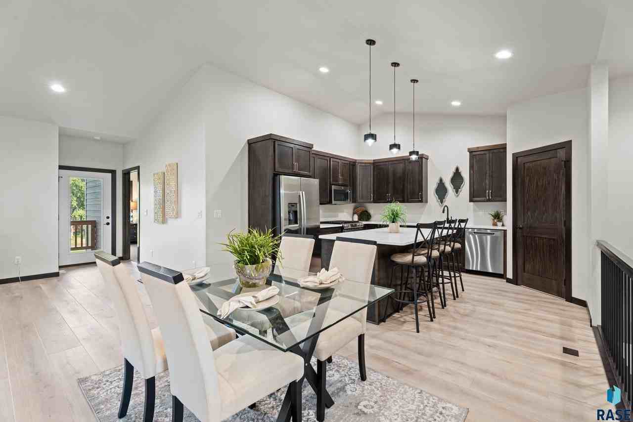 1109 S Foss Ave - Photo 2 of 48