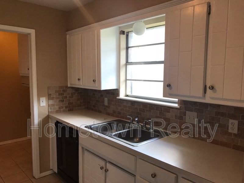 1013 Kelly Park Rd - Photo 7 of 24