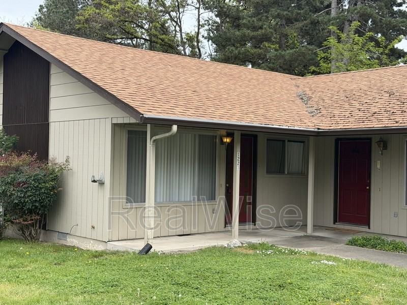 1223 Nw Highland Ave #B - Photo 2 of 12