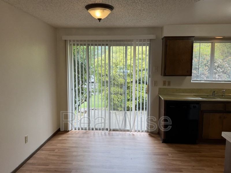 1223 Nw Highland Ave #B - Photo 4 of 12