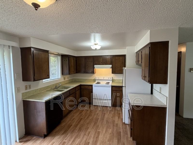 1223 Nw Highland Ave #B - Photo 5 of 12