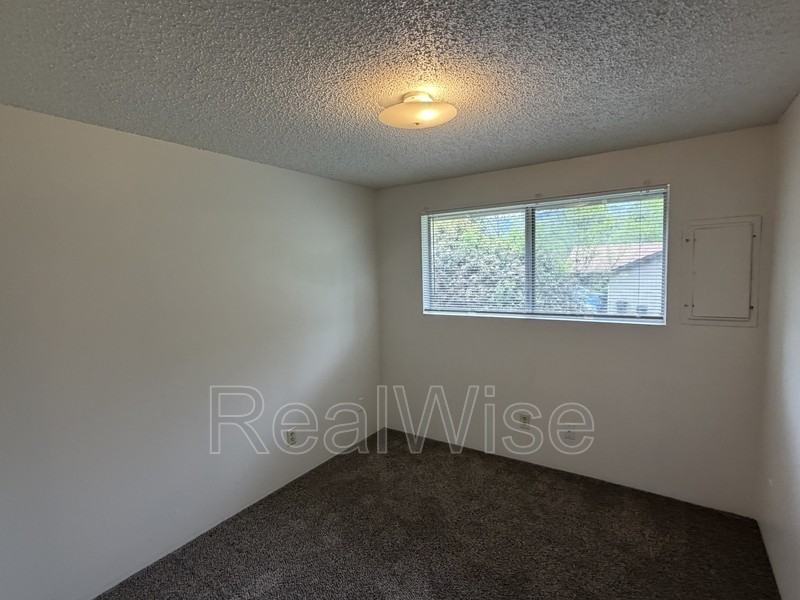 1223 Nw Highland Ave #B - Photo 7 of 12