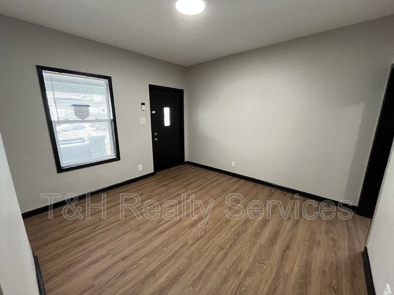 1407 S Alabama St - Photo 4 of 15