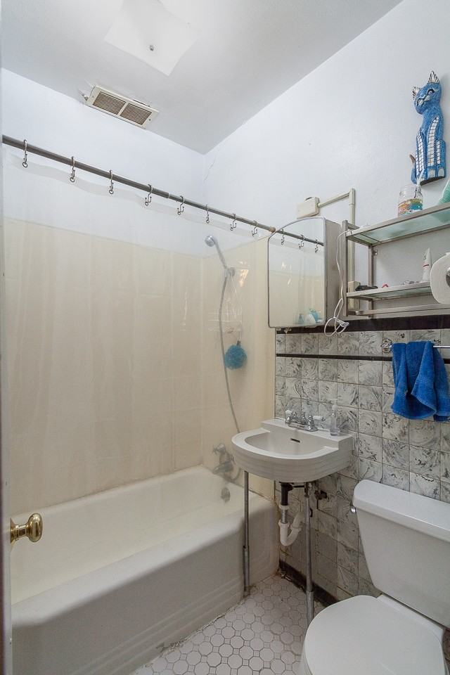 313 East Mifflin Street - Photo 4 of 13