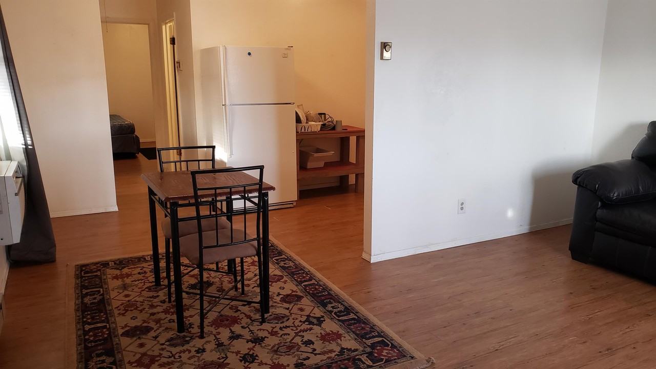 1013 West 13th Street - Photo 3 of 6