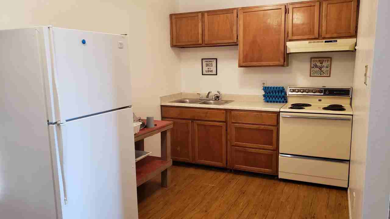 1013 West 13th Street - Photo 4 of 6