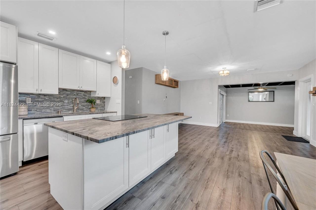 4764 Northeast 15th Way - Photo 2 of 24