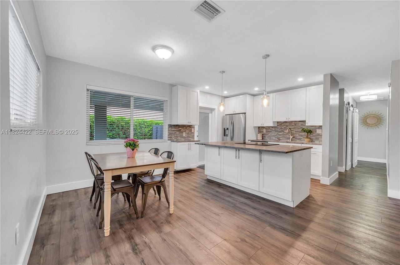 4764 Northeast 15th Way - Photo 3 of 24